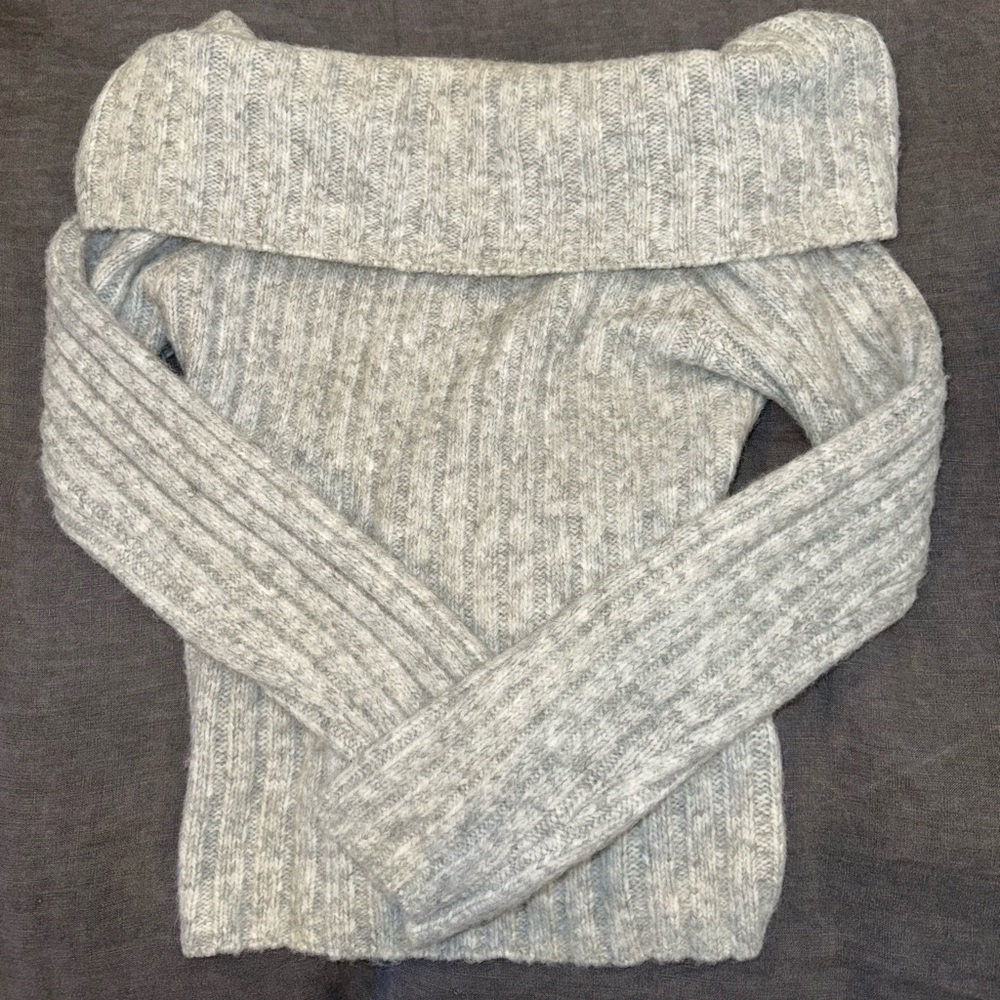 Abercrombie & Fitch Light Gray Off-Shoulder Ribbed Sweater